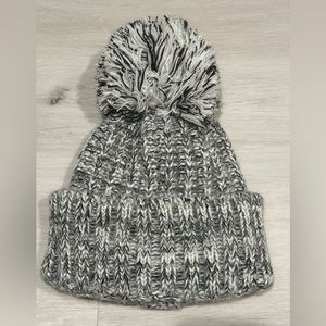 Women pom pom beanie